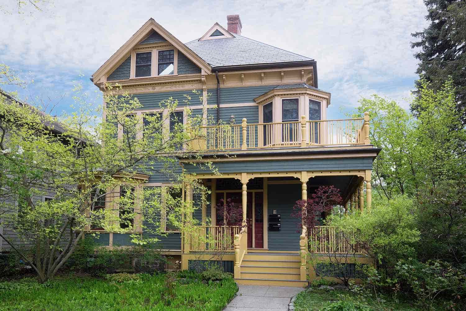 15 Dark Blue House With Cedar Trim Ideas That Are Sleek & Stylish ...