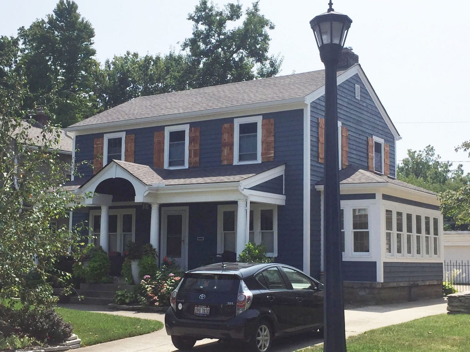 15 Dark Blue House With Cedar Trim Ideas That Are Sleek & Stylish ...
