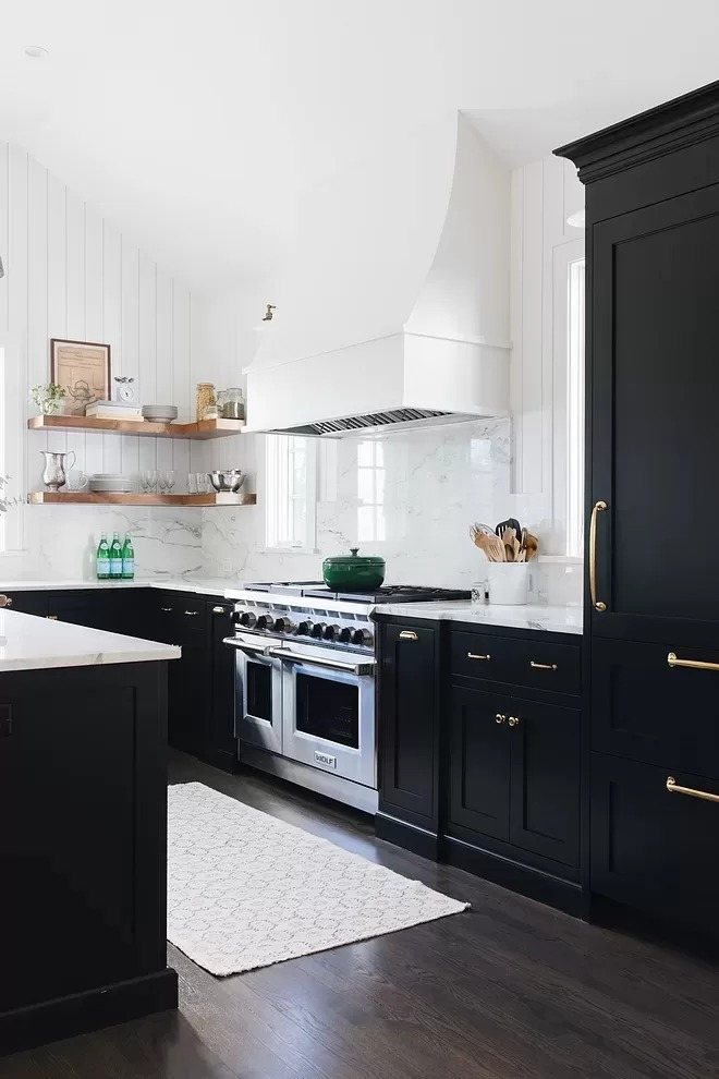 An Image of Benjamin Moore Onyx Kitchen