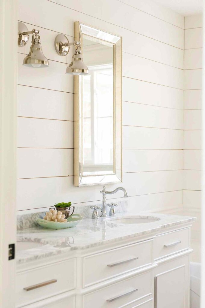 An Image of Sherwin Williams Alabaster Bathroom