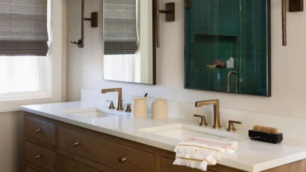 Edgecomb Gray in bathroom